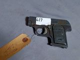 un pistolet sur lequel est apposée une étiquette de prix et auquel est attachée une étiquette