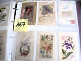 de nombreuses cartes présentées dans un classeur