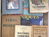 de nombreux livres qui se trouvent dans une boîte sur la table
