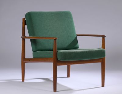 une image représentant une chaise verte sur fond blanc