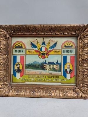 photo encadrée représentant une image d'un bâtiment sur laquelle figurent un homme et une femme