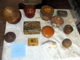 une table sur laquelle se trouvent de nombreux objets différents