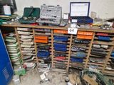 beaucoup de boîtes et d'autres objets posés sur une étagère