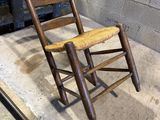 une chaise en bois posée par terre