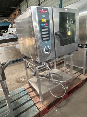 une machine posée sur une palette dans un entrepôt