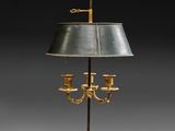 une lampe de table plaquée laiton, surmontée d'un abat-jour en laiton