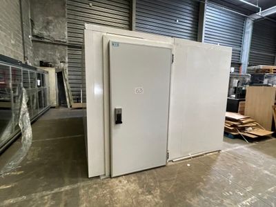 une photo d'une porte blanche dans un entrepôt