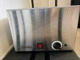 une photo d'un grille-pain en acier inoxydable posé sur une table