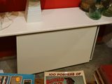 une table sur laquelle se trouvent des livres et un vase