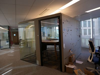 une pièce dotée d'une paroi vitrée et d'un bureau