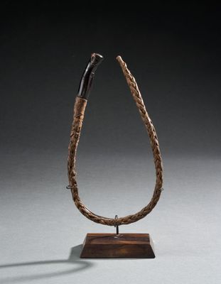 une photo d'une sculpture en bois surmontée d'une corde
