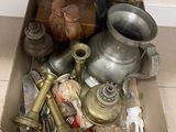 une boîte remplie de vieux objets posée par terre