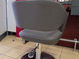 une chaise qui se trouve au milieu d'une pièce