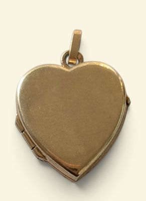 un cadenas en forme de cœur en or, entouré d'une chaîne