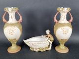 deux vases posés l'un à côté de l'autre sur une table