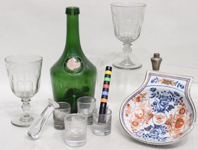 beaucoup de verres et une bouteille sur la table