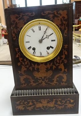 Pendule borne en bois marqueté.