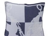 oreiller bleu et blanc orné d'une carte du monde