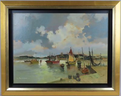 une peinture à l'huile représentant des bateaux dans un port sous un ciel nuageux