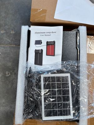 une boîte contenant quelques objets, posée sur une table