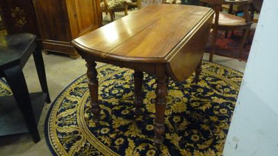 une table posée sur un tapis dans une pièce