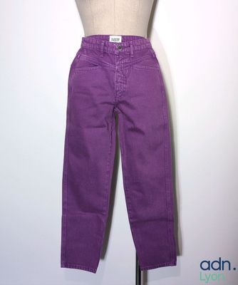 une photo d'un mannequin portant un pantalon violet