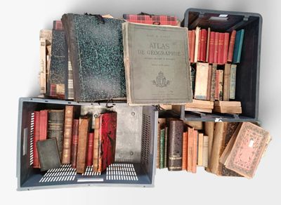 de nombreux livres anciens rangés les uns à côté des autres sur une étagère