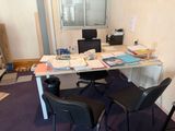 un bureau avec deux chaises et un ordinateur dessus
