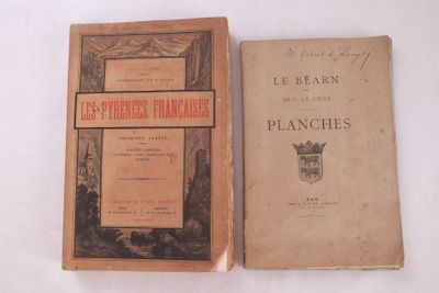un vieux livre posé sur une table blanche à côté d'un livre