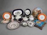une image représentant un ensemble d'assiettes et de plats en porcelaine