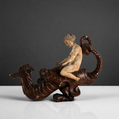 une image représentant une statue d'une femme assise sur un dragon