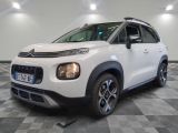 la citrole blanche est garee sur un carrelage en damier