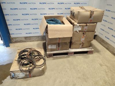 une pile de cartons et de câbles posée sur une palette