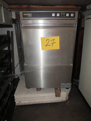 un lave-vaisselle argenté posé sur une palette dans une cuisine