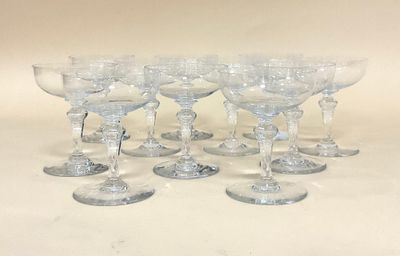 six verres à vin transparents posés sur une table blanche