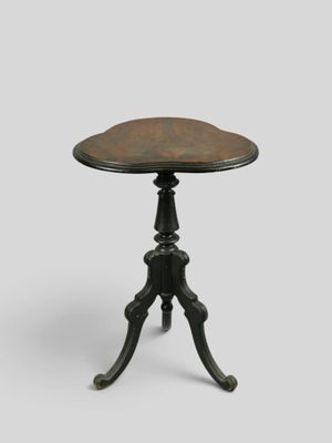 une petite table avec un plateau en bois et des pieds en métal