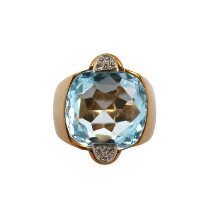 Gros plan sur une bague ornée d'une topaze bleue et de diamants
