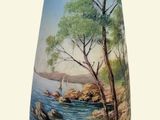 un vase orné d'une illustration représentant une scène de plage