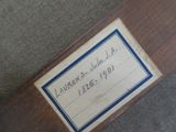 une vieille photo d'une étiquette collée sur un morceau de bois