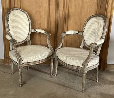 paire de fauteuils de style Louis XVI avec assises rembourrées