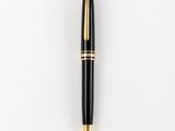 le stylo est noir et doré sur le fond blanc