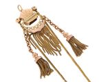 un gros plan d'un collier en or orné de pompons sur fond blanc