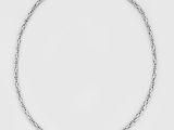 un gros plan d'un collier en argent sur fond blanc