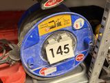 une photo d'une étagère remplie d'outils à vendre