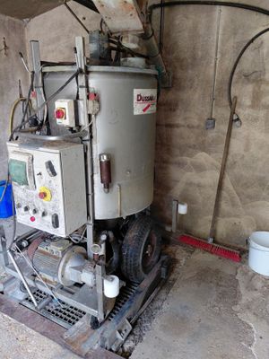 une machine qui se trouve à l'intérieur d'un bâtiment