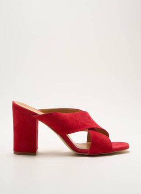 une paire de mules rouges à bride croisée et à talon carré