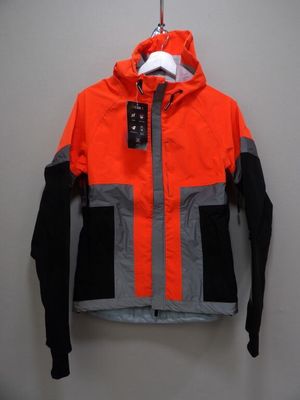une veste orange et noire suspendue à un cintre accroché au mur