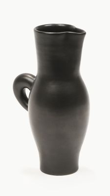 un vase noir avec une anse sur fond blanc
