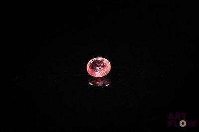 Une lune rose brille de mille feux dans le ciel sombre au-dessus de l'eau
