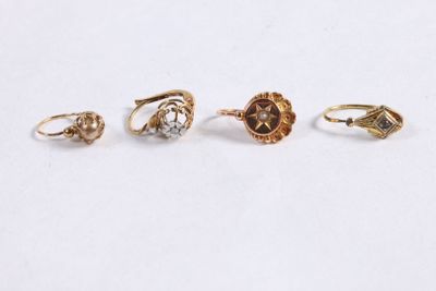 un lot de cinq bagues en or serties de diamants